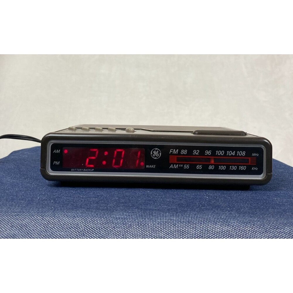 Vintage GE Model 7-4612B Woodgrain Digital Alarm Clock Radio AM/FM Tested Works